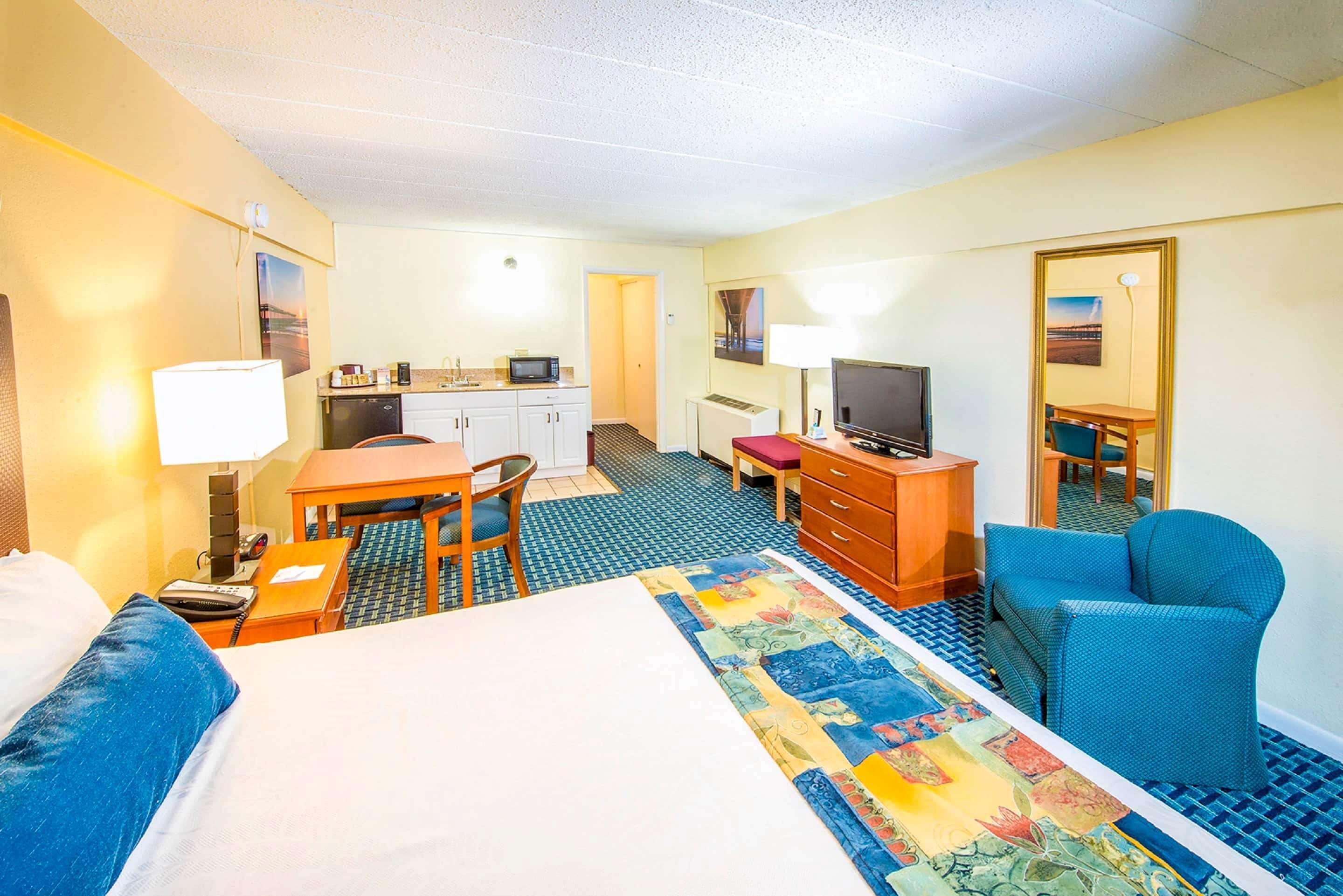Ramada By Wyndham Virginia Beach Exterior photo